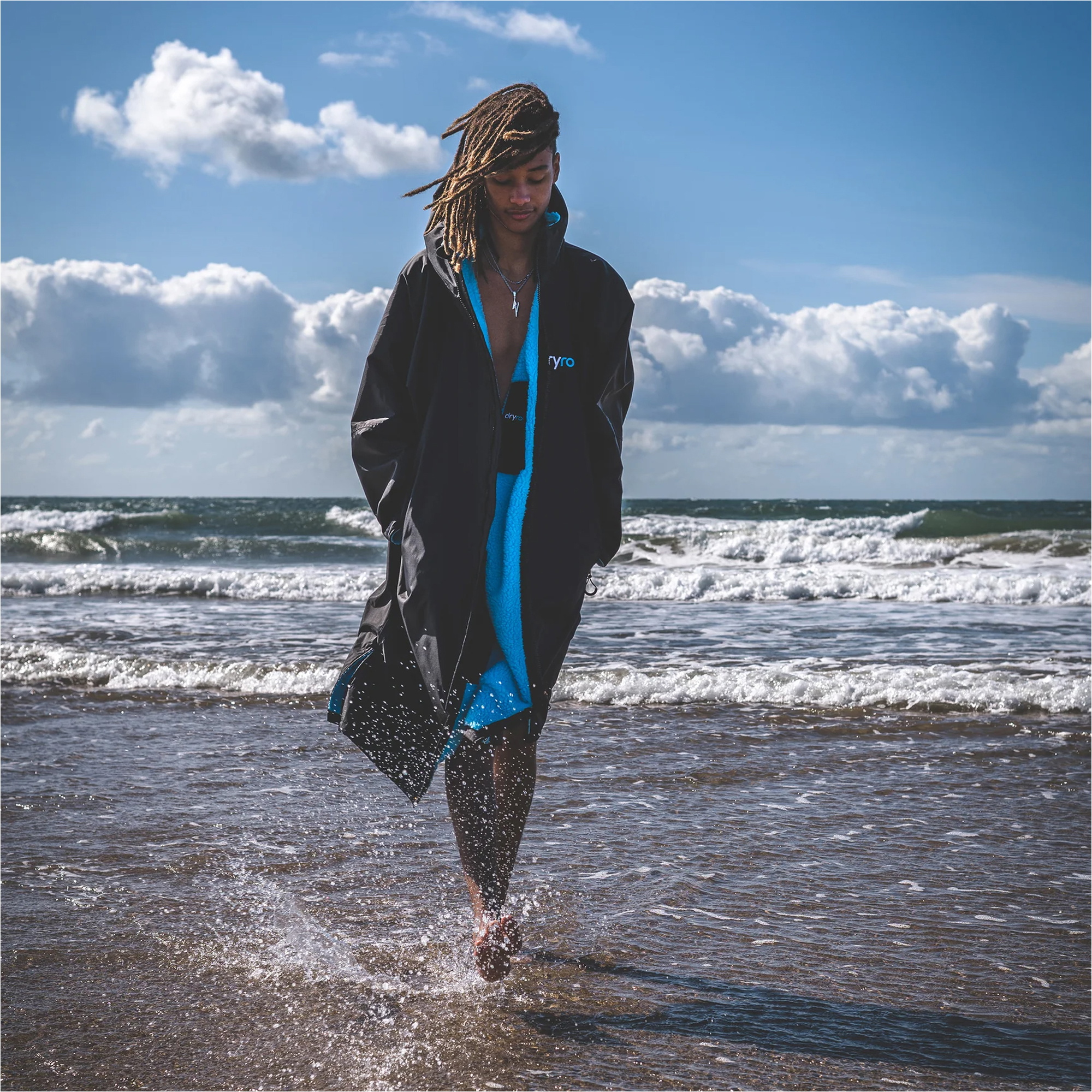 2026 Dryrobe Advance Long Sleeve Changing Robe DALSV3 - Black / Blue